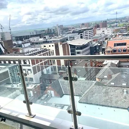 Appartamento Award Winner Of 2026 &2025 Traveller & Best Guest Rated Apartment, Two Bedroom, #1 Leeds City Centres Most Central Location, Great 180 Degree Views,Balcony , Parking Onsite, Netflix & Wifi *