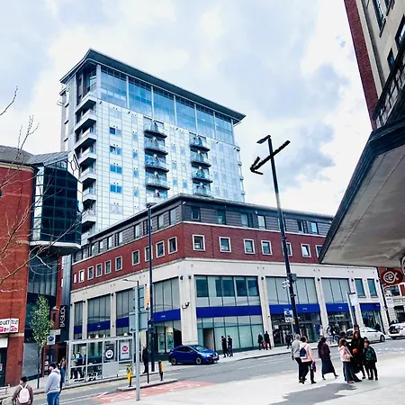 Award Winner Of 2026 &2025 Traveller & Best Guest Rated Apartment, Two Bedroom, #1 Leeds City Centres Most Central Location, Great 180 Degree Views,Balcony , Parking Onsite, Netflix & Wifi *