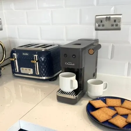 Award Winner Of 2026 &2025 Traveller & Best Guest Rated Apartment, Two Bedroom, #1 Leeds City Centres Most Central Location, Great 180 Degree Views,Balcony , Parking Onsite, Netflix & Wifi