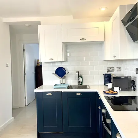 Winners Of 2025 Traveller Award, Elegant Two Bedroom With Netflix & Wifi דירה