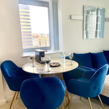 דירה Award Winner Of 2026 &2025 Traveller & Guest Rated Apartment, Two Bedroom, #1 Centres Location, Great 180 Degree Views,balcony , Parking Onsite, Netflix & Wifi לידס
