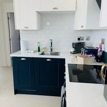 Winners Of 2025 Traveller Award, Elegant Two Bedroom With Netflix & Wifi לידס