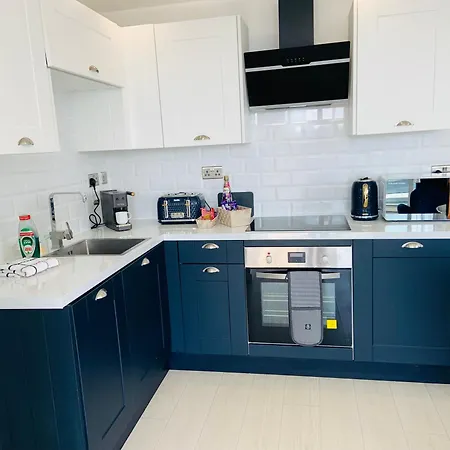 Winners Of 2025 Traveller Award, Elegant Two Bedroom With Netflix & Wifi לידס