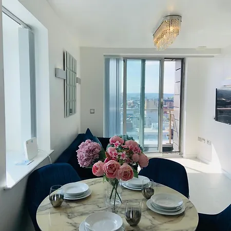 Award Winner Of 2026 &2025 Traveller & Best Guest Rated Apartment, Two Bedroom, #1 Leeds City Centres Most Central Location, Great 180 Degree Views,Balcony , Parking Onsite, Netflix & Wifi Apartament Leeds (West Yorkshire)