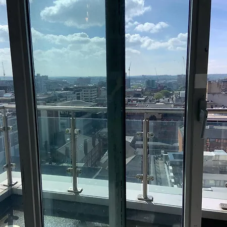 Apartament Award Winner Of 2026 &2025 Traveller & Best Guest Rated Apartment, Two Bedroom, #1 Leeds City Centres Most Central Location, Great 180 Degree Views,Balcony , Parking Onsite, Netflix & Wifi Leeds (West Yorkshire)