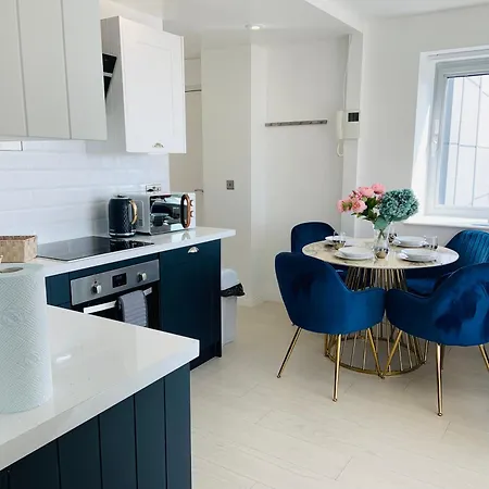 Winners Of 2025 Traveller Award, Elegant Two Bedroom With Netflix & Wifi *