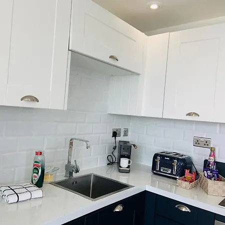 Apartament Award Winner Of 2026 &2025 Traveller & Best Guest Rated Apartment, Two Bedroom, #1 Leeds City Centres Most Central Location, Great 180 Degree Views,Balcony , Parking Onsite, Netflix & Wifi