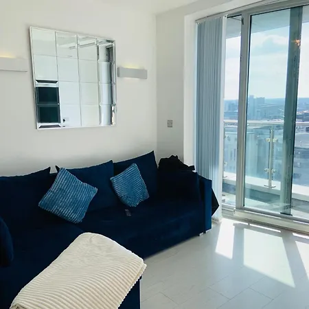 Apartament Award Winner Of 2026 &2025 Traveller & Best Guest Rated Apartment, Two Bedroom, #1 Leeds City Centres Most Central Location, Great 180 Degree Views,Balcony , Parking Onsite, Netflix & Wifi *