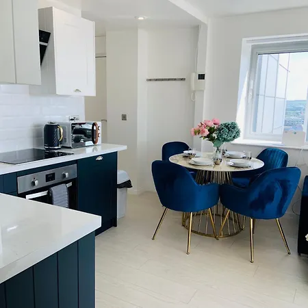 Award Winner Of 2026 &2025 Traveller & Best Guest Rated Apartment, Two Bedroom, #1 Leeds City Centres Most Central Location, Great 180 Degree Views,Balcony , Parking Onsite, Netflix & Wifi *