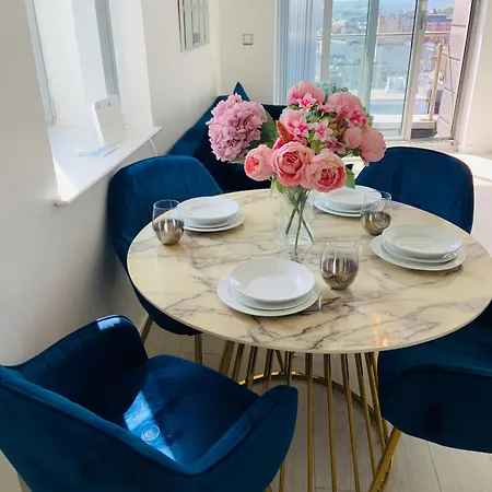 Award Winner Of 2026 &2025 Traveller & Best Guest Rated Apartment, Two Bedroom, #1 Leeds City Centres Most Central Location, Great 180 Degree Views,Balcony , Parking Onsite, Netflix & Wifi *