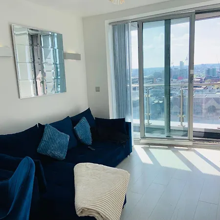 Winners Of 2025 Traveller Award, Elegant Two Bedroom With Netflix & Wifi * לידס