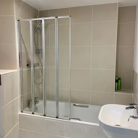 Award Winner Of 2026 &2025 Traveller & Best Guest Rated Apartment, Two Bedroom, #1 Leeds City Centres Most Central Location, Great 180 Degree Views,Balcony , Parking Onsite, Netflix & Wifi