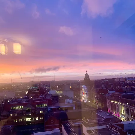 Award Winner Of 2026 &2025 Traveller & Best Guest Rated Apartment, Two Bedroom, #1 Leeds City Centres Most Central Location, Great 180 Degree Views,Balcony , Parking Onsite, Netflix & Wifi Lägenhet *