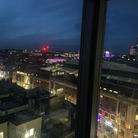 Award Winner Of 2026 &2025 Traveller & Best Guest Rated Apartment, Two Bedroom, #1 Leeds City Centres Most Central Location, Great 180 Degree Views,Balcony , Parking Onsite, Netflix & Wifi