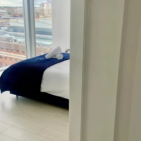 Award Winner Of 2026 &2025 Traveller & Best Guest Rated Apartment, Two Bedroom, #1 Leeds City Centres Most Central Location, Great 180 Degree Views,Balcony , Parking Onsite, Netflix & Wifi Leeds (West Yorkshire)