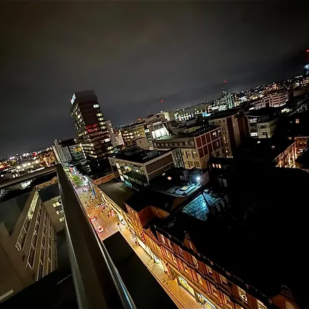 Award Winner Of 2026 &2025 Traveller & Best Guest Rated Apartment, Two Bedroom, #1 Leeds City Centres Most Central Location, Great 180 Degree Views,Balcony , Parking Onsite, Netflix & Wifi