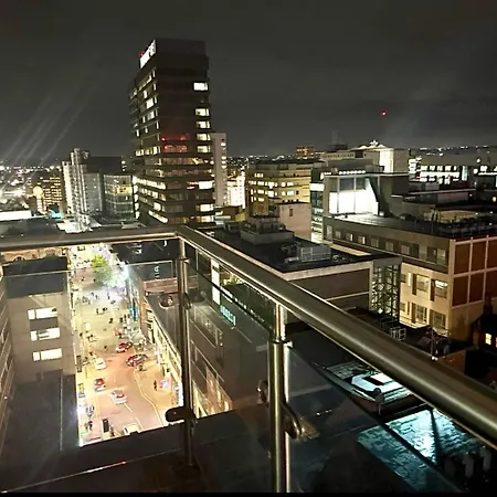 公寓 Award Winner Of 2026 &2025 Traveller & Guest Rated Apartment, Two Bedroom, #1 Centres Location, Great 180 Degree Views,balcony , Parking Onsite, Netflix & Wifi 利兹