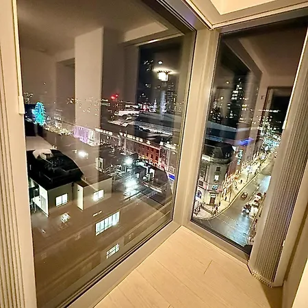 Award Winner Of 2026 &2025 Traveller & Best Guest Rated Apartment, Two Bedroom, #1 Leeds City Centres Most Central Location, Great 180 Degree Views,Balcony , Parking Onsite, Netflix & Wifi Lägenhet