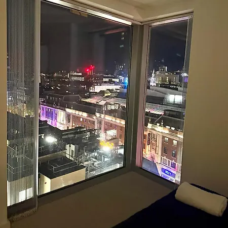 Apartament Award Winner Of 2026 &2025 Traveller & Best Guest Rated Apartment, Two Bedroom, #1 Leeds City Centres Most Central Location, Great 180 Degree Views,Balcony , Parking Onsite, Netflix & Wifi