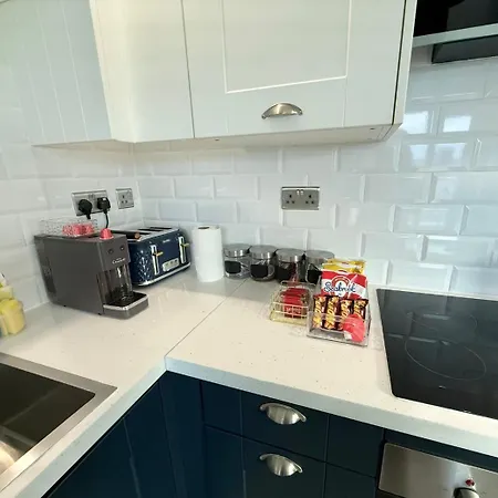 Winners Of 2025 Traveller Award, Elegant Two Bedroom With Netflix & Wifi דירה לידס