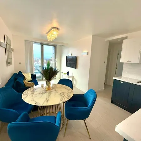 Award Winner Of 2026 &2025 Traveller & Best Guest Rated Apartment, Two Bedroom, #1 Leeds City Centres Most Central Location, Great 180 Degree Views,Balcony , Parking Onsite, Netflix & Wifi *