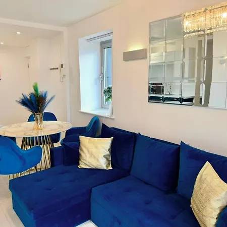 Award Winner Of 2026 &2025 Traveller & Best Guest Rated Apartment, Two Bedroom, #1 Leeds City Centres Most Central Location, Great 180 Degree Views,Balcony , Parking Onsite, Netflix & Wifi