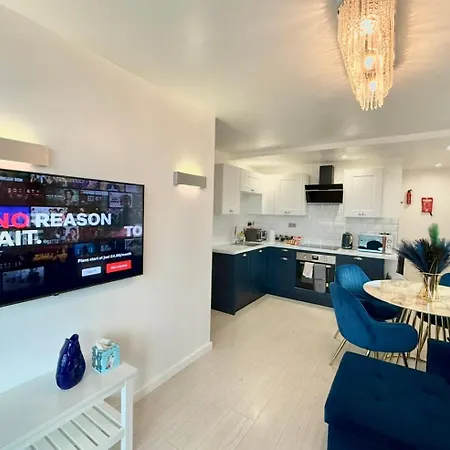 Award Winner Of 2026 &2025 Traveller & Best Guest Rated Apartment, Two Bedroom, #1 Leeds City Centres Most Central Location, Great 180 Degree Views,Balcony , Parking Onsite, Netflix & Wifi Apartament