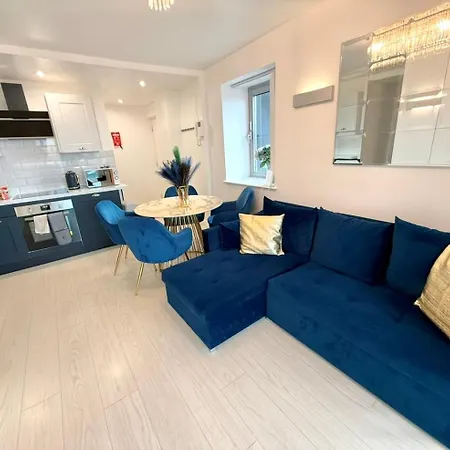 Apartament Award Winner Of 2026 &2025 Traveller & Best Guest Rated Apartment, Two Bedroom, #1 Leeds City Centres Most Central Location, Great 180 Degree Views,Balcony , Parking Onsite, Netflix & Wifi *