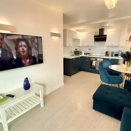 Award Winner Of 2026 &2025 Traveller & Best Guest Rated Apartment, Two Bedroom, #1 Leeds City Centres Most Central Location, Great 180 Degree Views,Balcony , Parking Onsite, Netflix & Wifi *