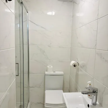 Winners Of 2025 Traveller Award, Elegant Two Bedroom With Netflix & Wifi דירה