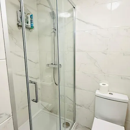 Apartament Award Winner Of 2026 &2025 Traveller & Best Guest Rated Apartment, Two Bedroom, #1 Leeds City Centres Most Central Location, Great 180 Degree Views,Balcony , Parking Onsite, Netflix & Wifi *