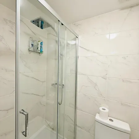 Winners Of 2025 Traveller Award, Elegant Two Bedroom With Netflix & Wifi * לידס