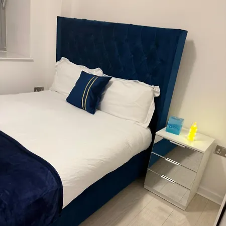 Apartament Award Winner Of 2026 &2025 Traveller & Best Guest Rated Apartment, Two Bedroom, #1 Leeds City Centres Most Central Location, Great 180 Degree Views,Balcony , Parking Onsite, Netflix & Wifi