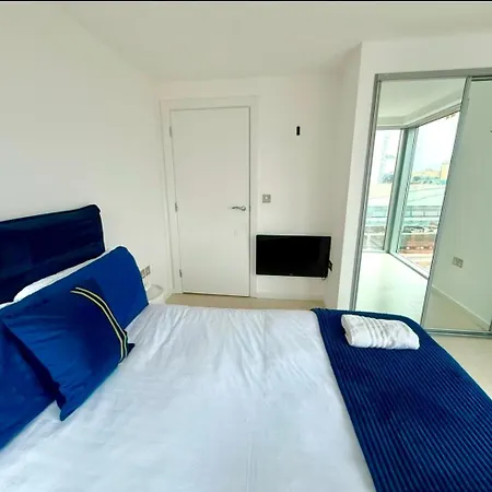 Award Winner Of 2026 &2025 Traveller & Best Guest Rated Apartment, Two Bedroom, #1 Leeds City Centres Most Central Location, Great 180 Degree Views,Balcony , Parking Onsite, Netflix & Wifi Leeds (West Yorkshire)