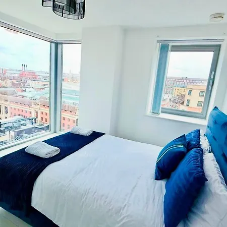 Award Winner Of 2026 &2025 Traveller & Best Guest Rated Apartment, Two Bedroom, #1 Leeds City Centres Most Central Location, Great 180 Degree Views,Balcony , Parking Onsite, Netflix & Wifi