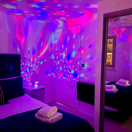 Award Winner Of 2026 &2025 Traveller & Best Guest Rated Apartment, Two Bedroom, #1 Leeds City Centres Most Central Location, Great 180 Degree Views,Balcony , Parking Onsite, Netflix & Wifi Leeds (West Yorkshire)