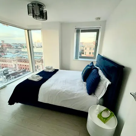 Award Winner Of 2026 &2025 Traveller & Best Guest Rated Apartment, Two Bedroom, #1 Leeds City Centres Most Central Location, Great 180 Degree Views,Balcony , Parking Onsite, Netflix & Wifi * Leeds (West Yorkshire)