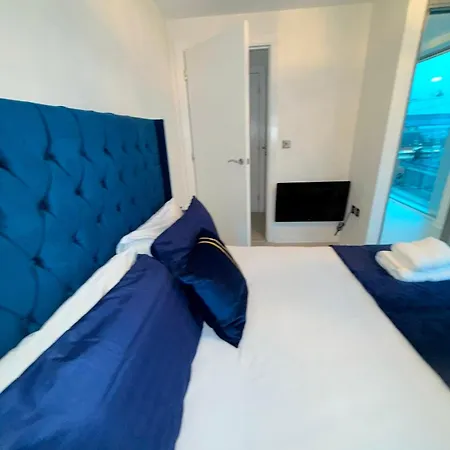 Award Winner Of 2026 &2025 Traveller & Best Guest Rated Apartment, Two Bedroom, #1 Leeds City Centres Most Central Location, Great 180 Degree Views,Balcony , Parking Onsite, Netflix & Wifi