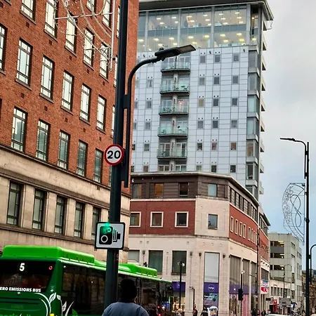 Award Winner Of 2026 &2025 Traveller & Best Guest Rated Apartment, Two Bedroom, #1 Leeds City Centres Most Central Location, Great 180 Degree Views,Balcony , Parking Onsite, Netflix & Wifi Apartament