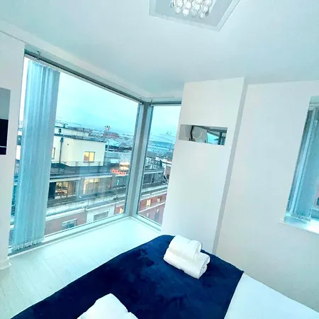 Award Winner Of 2026 &2025 Traveller & Best Guest Rated Apartment, Two Bedroom, #1 Leeds City Centres Most Central Location, Great 180 Degree Views,Balcony , Parking Onsite, Netflix & Wifi Lägenhet *