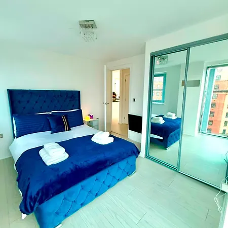 Apartament Award Winner Of 2026 &2025 Traveller & Best Guest Rated Apartment, Two Bedroom, #1 Leeds City Centres Most Central Location, Great 180 Degree Views,Balcony , Parking Onsite, Netflix & Wifi *