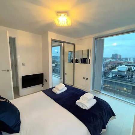 Award Winner Of 2026 &2025 Traveller & Best Guest Rated Apartment, Two Bedroom, #1 Leeds City Centres Most Central Location, Great 180 Degree Views,Balcony , Parking Onsite, Netflix & Wifi Leeds (West Yorkshire)