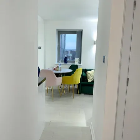 Award Winner Of 2026 &2025 Traveller & Best Guest Rated Apartment, Two Bedroom, #1 Leeds City Centres Most Central Location, Great 180 Degree Views,Balcony , Parking Onsite, Netflix & Wifi * Leeds (West Yorkshire)