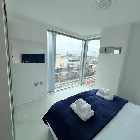 Award Winner Of 2026 &2025 Traveller & Best Guest Rated Apartment, Two Bedroom, #1 Leeds City Centres Most Central Location, Great 180 Degree Views,Balcony , Parking Onsite, Netflix & Wifi Lägenhet