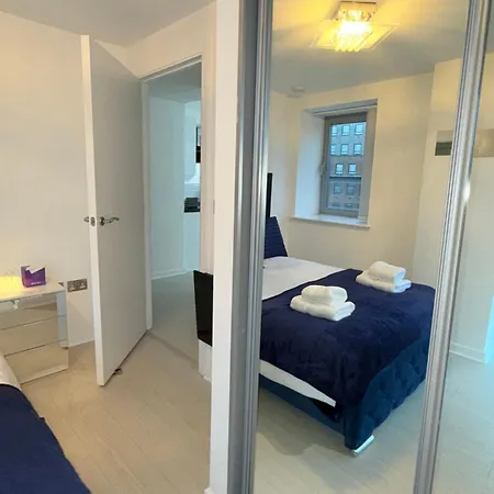 Lägenhet Award Winner Of 2026 &2025 Traveller & Best Guest Rated Apartment, Two Bedroom, #1 Leeds City Centres Most Central Location, Great 180 Degree Views,Balcony , Parking Onsite, Netflix & Wifi