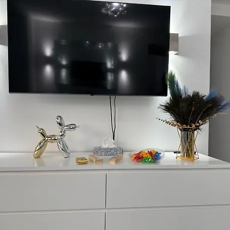 Award Winner Of 2026 &2025 Traveller & Best Guest Rated Apartment, Two Bedroom, #1 Leeds City Centres Most Central Location, Great 180 Degree Views,Balcony , Parking Onsite, Netflix & Wifi *