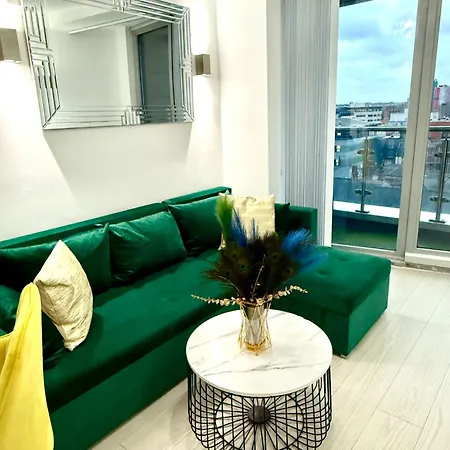 Award Winner Of 2026 &2025 Traveller & Best Guest Rated Apartment, Two Bedroom, #1 Leeds City Centres Most Central Location, Great 180 Degree Views,Balcony , Parking Onsite, Netflix & Wifi * Leeds (West Yorkshire)