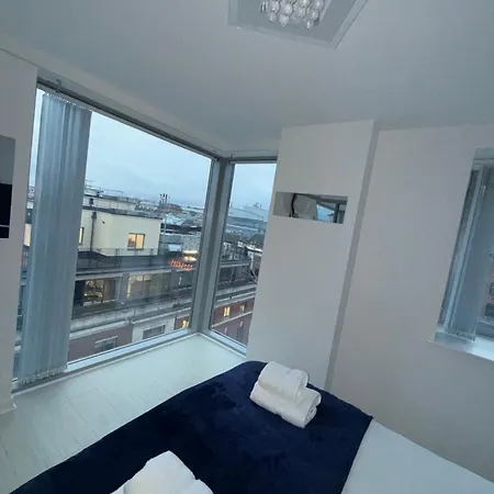 Award Winner Of 2026 &2025 Traveller & Best Guest Rated Apartment, Two Bedroom, #1 Leeds City Centres Most Central Location, Great 180 Degree Views,Balcony , Parking Onsite, Netflix & Wifi