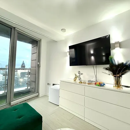Award Winner Of 2026 &2025 Traveller & Best Guest Rated Apartment, Two Bedroom, #1 Leeds City Centres Most Central Location, Great 180 Degree Views,Balcony , Parking Onsite, Netflix & Wifi Apartament