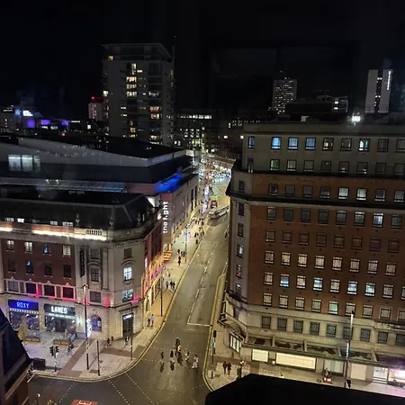 Award Winner Of 2026 &2025 Traveller & Best Guest Rated Apartment, Two Bedroom, #1 Leeds City Centres Most Central Location, Great 180 Degree Views,Balcony , Parking Onsite, Netflix & Wifi Appartamento *